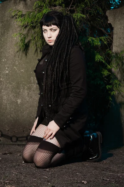 Gotiska flickan på kyrkogården. — Stockfoto