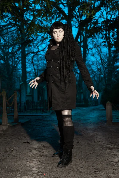 Gothic girl at cemetery. — Stock Photo, Image