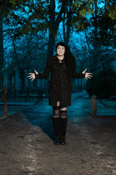 Gothic girl at cemetery. — Stock Photo, Image