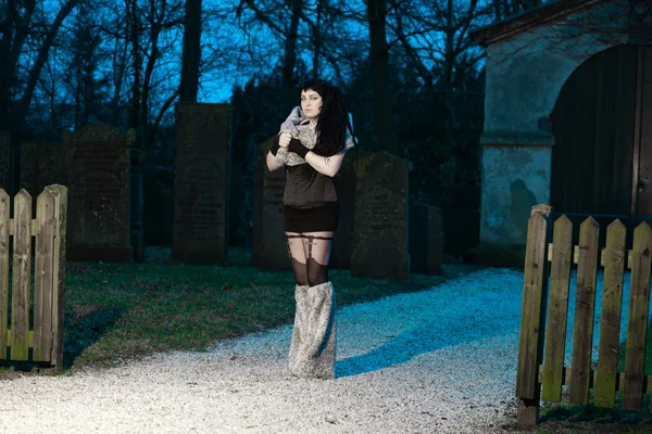 Ragazza gotica al cimitero . — Foto Stock