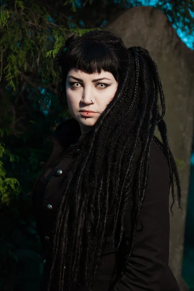 Gothic girl na hřbitově. — Stock fotografie