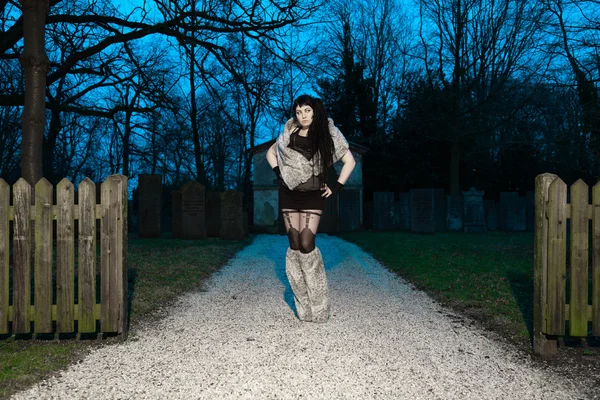 Chica gótica en el cementerio . —  Fotos de Stock