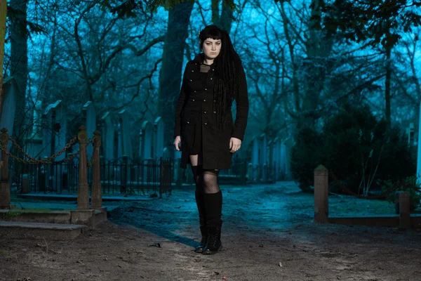 Gothic girl at cemetery. — Stock Photo, Image