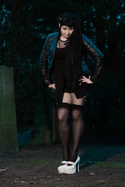 Gothic girl na hřbitově. — Stock fotografie