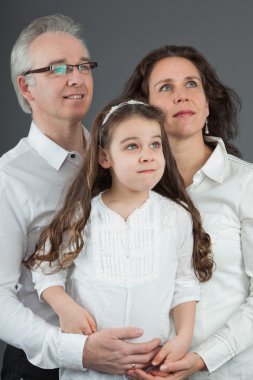 Aile babası, annesi ve kızı.