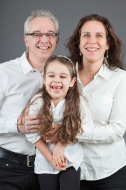 Aile babası, annesi ve kızı.
