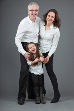 Aile babası, annesi ve kızı.