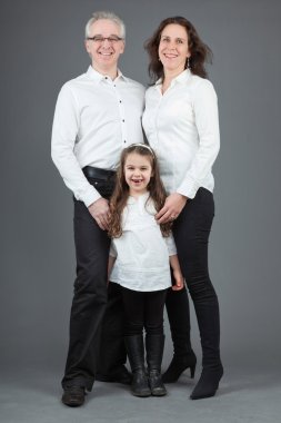 Aile babası, annesi ve kızı.