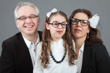 Aile babası, annesi ve kızı.