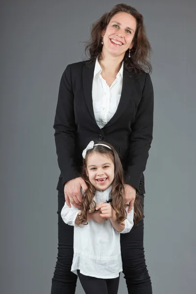 Moeder met jonge dochter. — Stockfoto