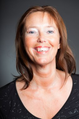 uzun kahverengi saçlı orta yaşlı kadın.