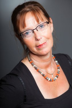 uzun kahverengi saçlı orta yaşlı kadın.