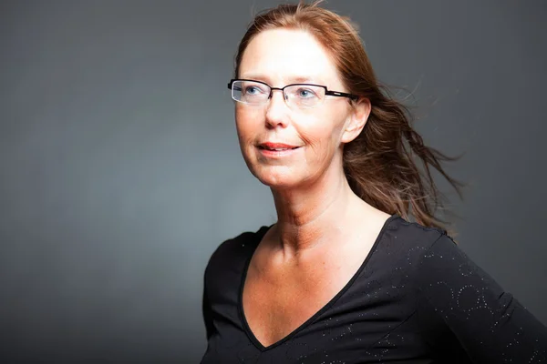 Mujer de mediana edad con cabello castaño largo . —  Fotos de Stock