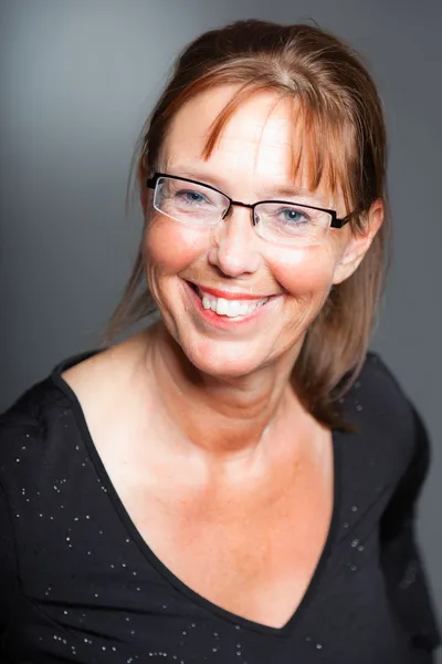 Mujer de mediana edad con cabello castaño largo . — Foto de Stock