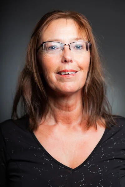 Mujer de mediana edad con cabello castaño largo . —  Fotos de Stock