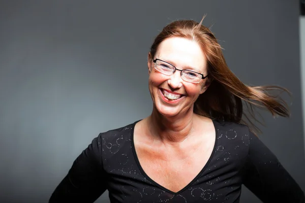 Frau mittleren Alters mit langen braunen Haaren. — Stockfoto