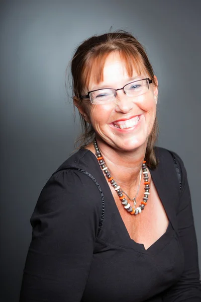 Mujer de mediana edad con cabello castaño largo . — Foto de Stock