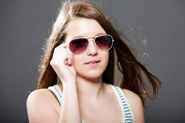 güzel esmer genç kız.