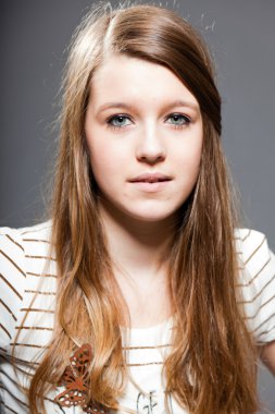 güzel esmer genç kız.