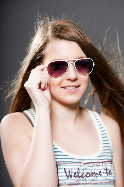 Pretty brunette teenage girl. — Stock Photo, Image