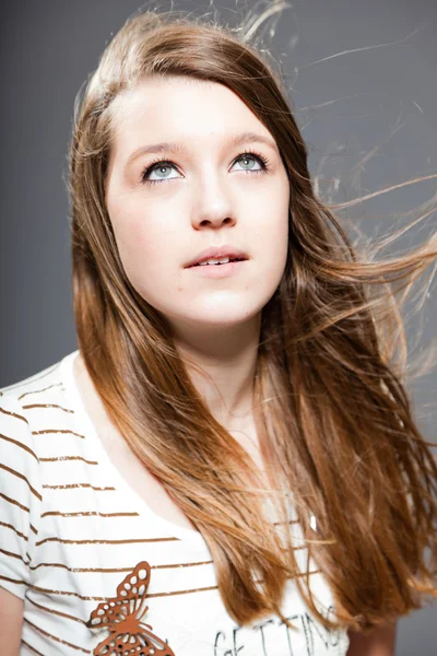 Pretty brunette teenage girl. — Stock Photo, Image