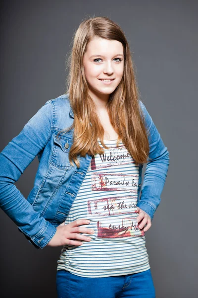 Pretty brunette teenage girl. — Stock Photo, Image