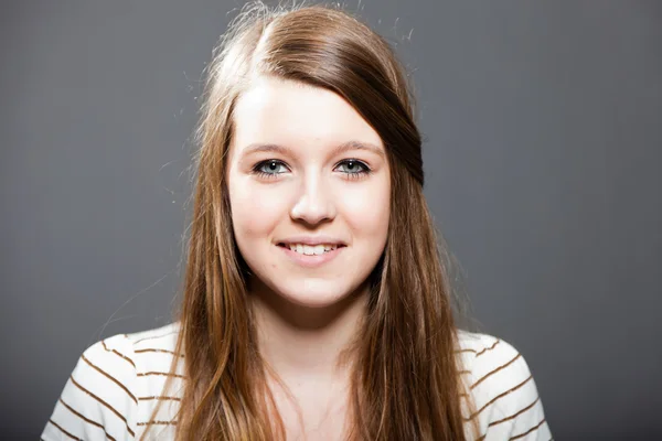 Pretty brunette teenage girl. — Stock Photo, Image