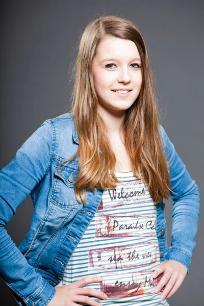 Schön brünette teenager mädchen. — Stockfoto