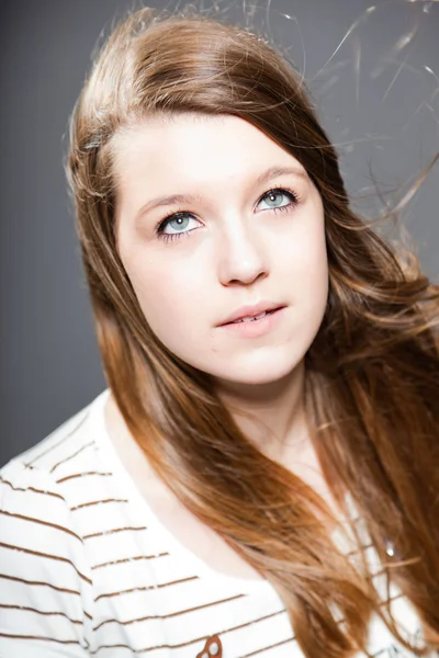 Pretty brunette teenage girl. — Stock Photo, Image