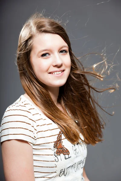 Pretty brunette teenage girl. — Stock Photo, Image