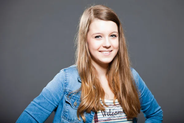 Pretty brunette teenage girl. — Stock Photo, Image