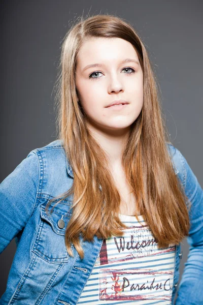 Schön brünette teenager mädchen. — Stockfoto