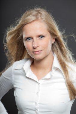 uzun saçlı güzel sarışın kız.