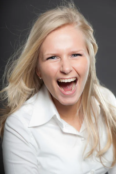 Hübsches blondes Mädchen mit langen Haaren. — Stockfoto