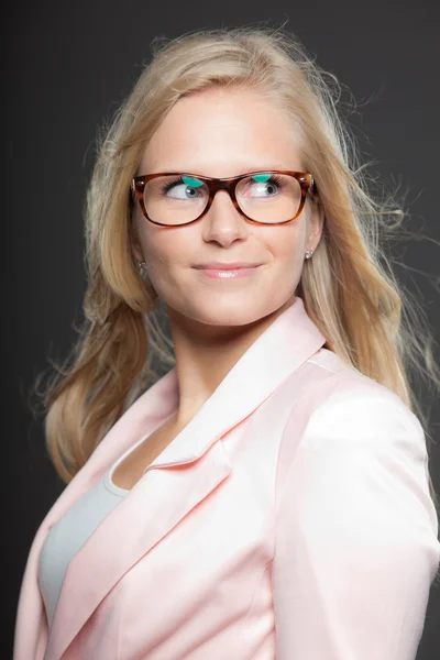 Bella ragazza bionda con i capelli lunghi . — Foto Stock