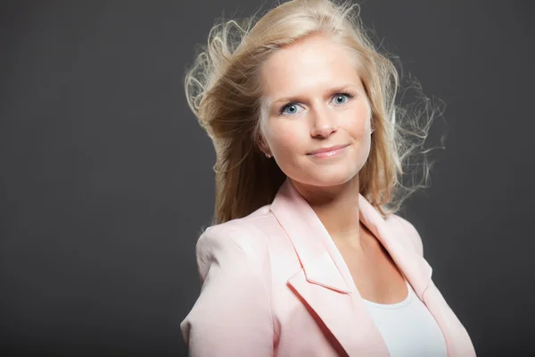 Bella ragazza bionda con i capelli lunghi . — Foto Stock