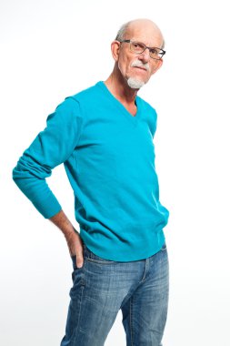 Stüdyo portre active senior iyi giyinmiş emekli adam.