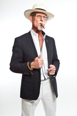 Stüdyo portre active senior iyi giyinmiş emekli adam.