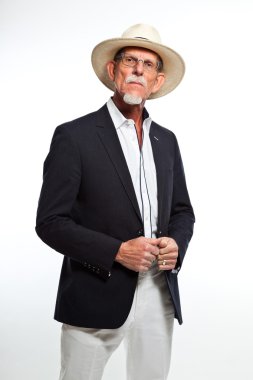 Stüdyo portre active senior iyi giyinmiş emekli adam.