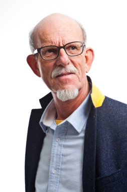 Stüdyo portre active senior iyi giyinmiş emekli adam.