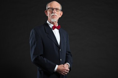 Stüdyo portre active senior iyi giyinmiş emekli adam.