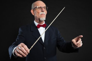 Stüdyo portre active senior iyi giyinmiş emekli adam.