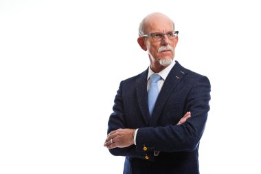 Stüdyo portre active senior iyi giyinmiş emekli adam.