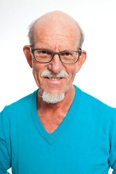 Studio portret van actieve senior goed gekleed gepensioneerde man. — Stockfoto