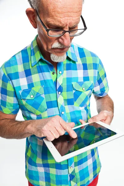 Studio portret van actieve senior goed gekleed gepensioneerde man. — Stockfoto