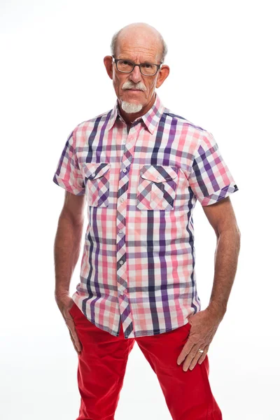 Studio portret van actieve senior goed gekleed gepensioneerde man. — Stockfoto