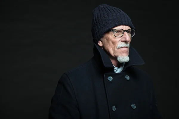 Retrato de estudio de un anciano activo bien vestido jubilado . — Foto de Stock