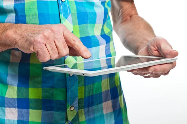 Primo piano di mano dall'uomo anziano utilizzando tablet . — Foto Stock