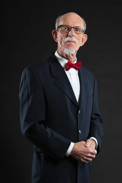 Studio portret van actieve senior goed gekleed gepensioneerde man. — Stockfoto