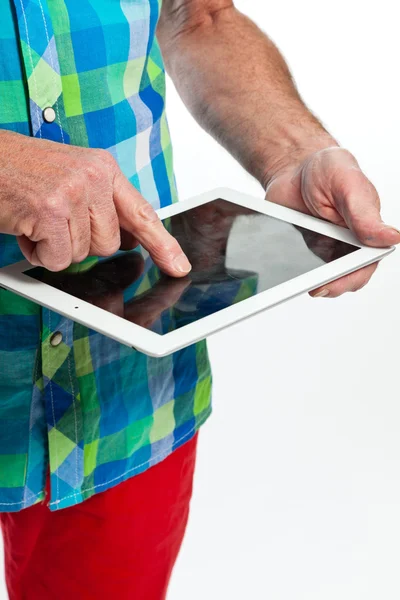 Gros plan de la main d'un homme âgé utilisant une tablette . — Photo